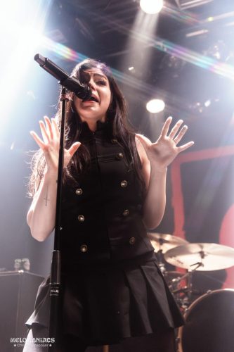 20260312-againstthecurrent-chrisatconcerts-melomaniacs-HALLOKANNIETKIEZENDOEJIJMAAR-22