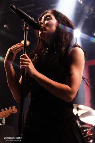 20260312-againstthecurrent-chrisatconcerts-melomaniacs-HALLOKANNIETKIEZENDOEJIJMAAR-23