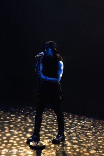 20260312-againstthecurrent-chrisatconcerts-melomaniacs-HALLOKANNIETKIEZENDOEJIJMAAR-25