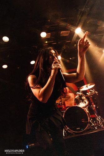 20260312-againstthecurrent-chrisatconcerts-melomaniacs-HALLOKANNIETKIEZENDOEJIJMAAR-26