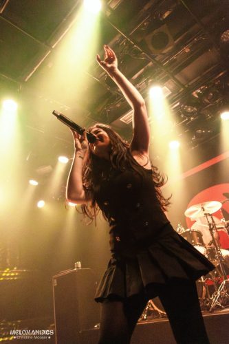 20260312-againstthecurrent-chrisatconcerts-melomaniacs-HALLOKANNIETKIEZENDOEJIJMAAR-28