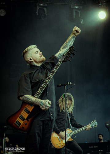 mass hysteria-06